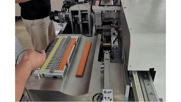 全自動(dòng)點(diǎn)膠機(jī)廠家