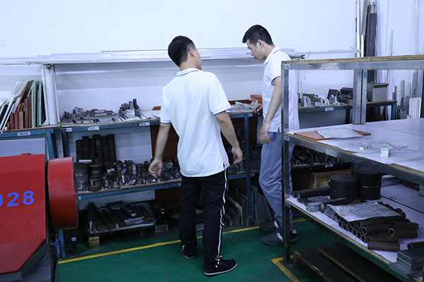 江蘇全自動點膠機廠家