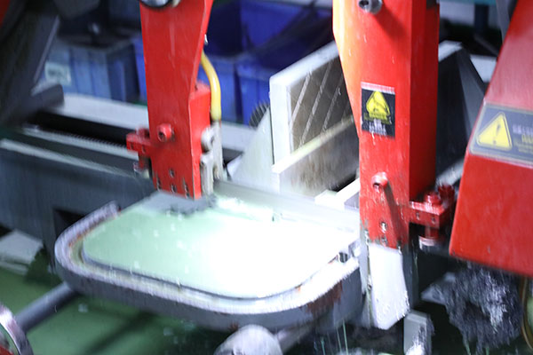 自動(dòng)熱熔膠點(diǎn)膠機(jī)加工