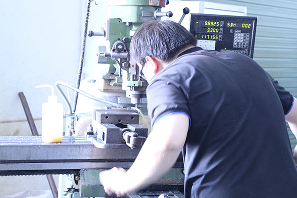 深圳半自動點(diǎn)膠機(jī)廠家