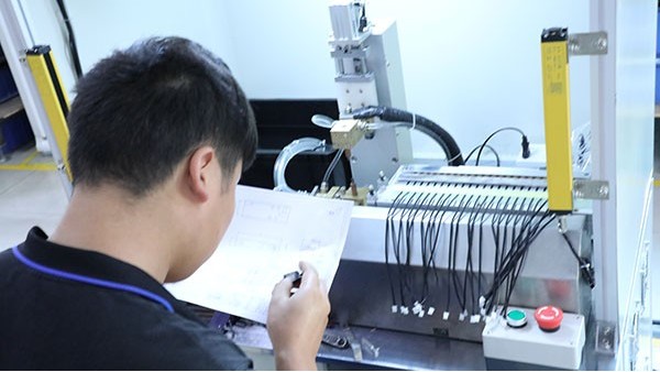 控制精密點(diǎn)膠機(jī)