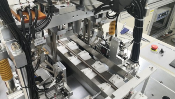 點膠機(jī)廠家-全自動KF94魚型口罩機(jī)裝柜現(xiàn)場