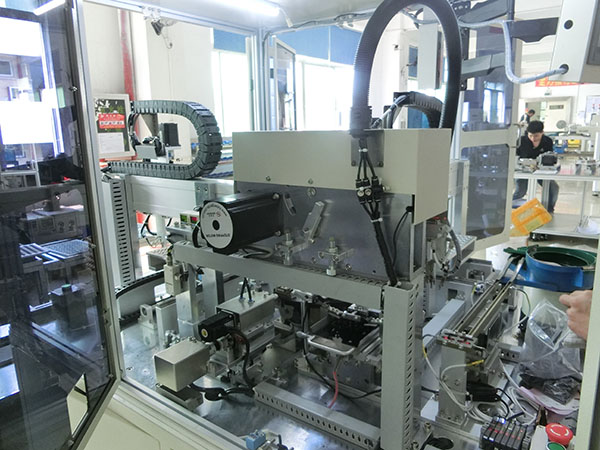  上個月，成都市的張小姐根據網絡搜索“成都自動點膠機”找到了創精銳電子，業務員李工接待了她。在溝通過程中了解到張小姐要定制的點膠機精度要求比較高，之前在成都本地找了好幾家廠家都無法達到要求精度，于是，就想在深圳一線城市找個技術成熟的自動點膠機廠家。 李工給張小姐發了份有關創精銳電子有限公司的簡介PPT，并向張小姐介紹了創精銳自動點膠機上所采用的控制器是松下品牌的，比一般的成都自動點膠機的精度高出許多。李工主動提出要簽訂保密協議，張小姐很滿意。很快便將要加工的物料，及要達到的技術要求以紙質的形式發過來了。創精銳二天后便把工程師設計的點膠機方案發給張小姐了。張小姐很滿意，第二天，便與李工簽訂了合同，并預付了百分之五十的預付款。 收到預付款后，創精銳便開始緊鑼密鼓的安排生產了。一個月后，便將點膠機寄送到了張小姐手上。試用一周后，張小姐打來電話說，創精銳是一家讓人放心、省心、滿意的點膠機廠家。如何你也要定制成都自動點膠機的話，不一定要在本地找廠家定制，深圳的廠家非常值得考慮，在質量方面更有保障。