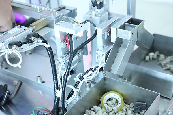 桌面式全自動點(diǎn)膠機(jī)業(yè)務(wù)