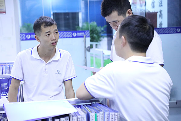  上個月，成都市的張小姐根據網絡搜索“成都自動點膠機”找到了創精銳電子，業務員李工接待了她。在溝通過程中了解到張小姐要定制的點膠機精度要求比較高，之前在成都本地找了好幾家廠家都無法達到要求精度，于是，就想在深圳一線城市找個技術成熟的自動點膠機廠家。 李工給張小姐發了份有關創精銳電子有限公司的簡介PPT，并向張小姐介紹了創精銳自動點膠機上所采用的控制器是松下品牌的，比一般的成都自動點膠機的精度高出許多。李工主動提出要簽訂保密協議，張小姐很滿意。很快便將要加工的物料，及要達到的技術要求以紙質的形式發過來了。創精銳二天后便把工程師設計的點膠機方案發給張小姐了。張小姐很滿意，第二天，便與李工簽訂了合同，并預付了百分之五十的預付款。 收到預付款后，創精銳便開始緊鑼密鼓的安排生產了。一個月后，便將點膠機寄送到了張小姐手上。試用一周后，張小姐打來電話說，創精銳是一家讓人放心、省心、滿意的點膠機廠家。如何你也要定制成都自動點膠機的話，不一定要在本地找廠家定制，深圳的廠家非常值得考慮，在質量方面更有保障。