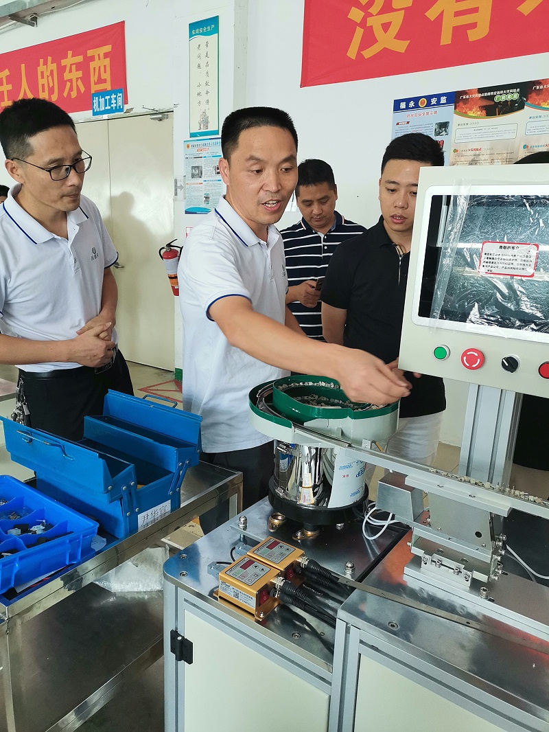 自動(dòng)點(diǎn)膠機(jī)