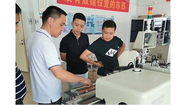 自動(dòng)點(diǎn)膠機(jī)