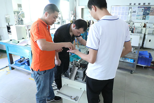 深圳自動(dòng)點(diǎn)膠機(jī)